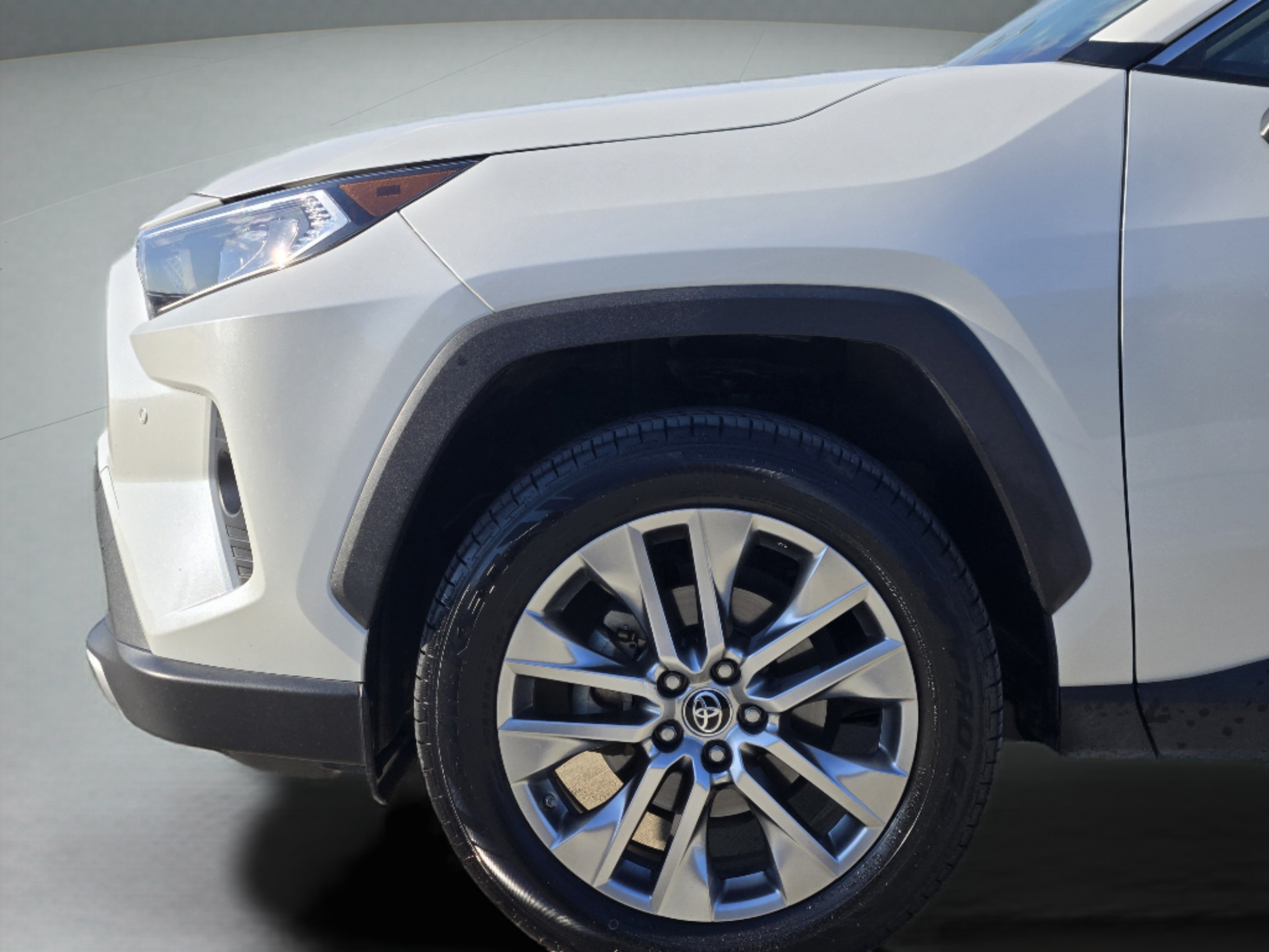 Used 2019 Toyota RAV4 Limited w/ Advanced Technology Package AWD/4WD image 31