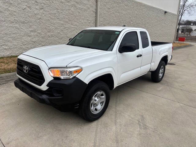 Used 2016 Toyota Tacoma SR image 2