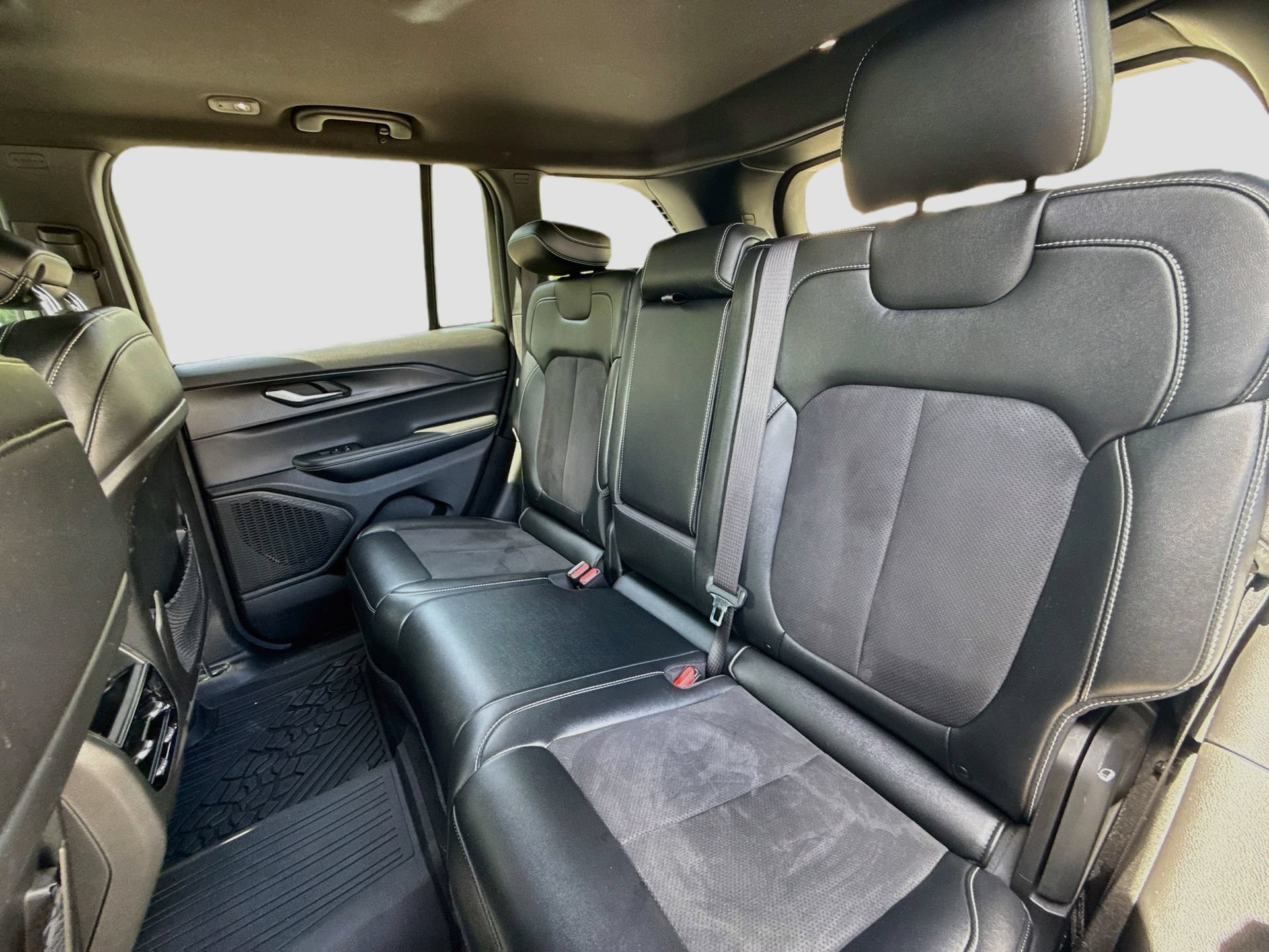 Used 2024 Jeep Grand Cherokee Altitude AWD/4WD image 21