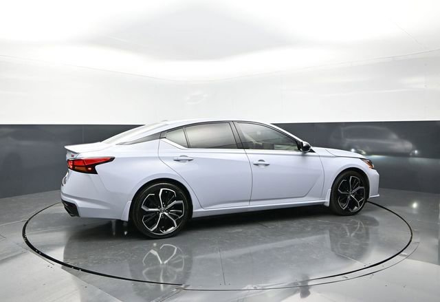 Used 2023 Nissan Altima 2.5 SR w/ SR Premium Package FWD image 3