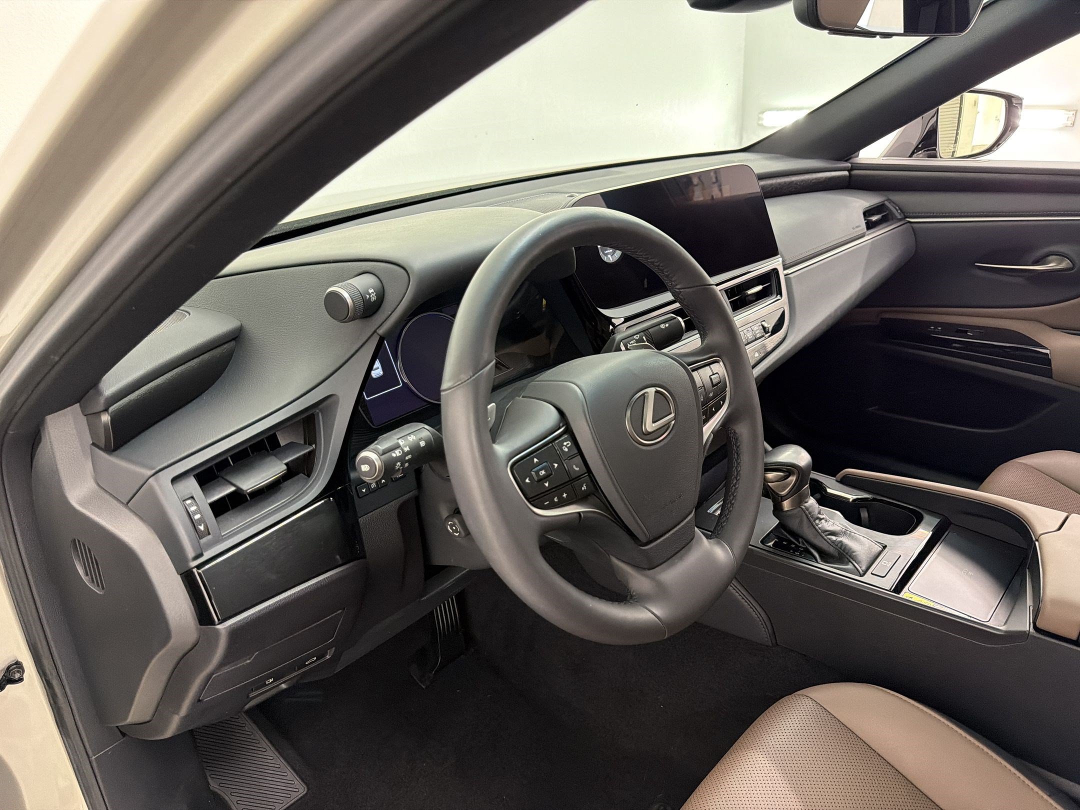 Certified 2023 Lexus ES 250 w/ Premium Package AWD/4WD image 4