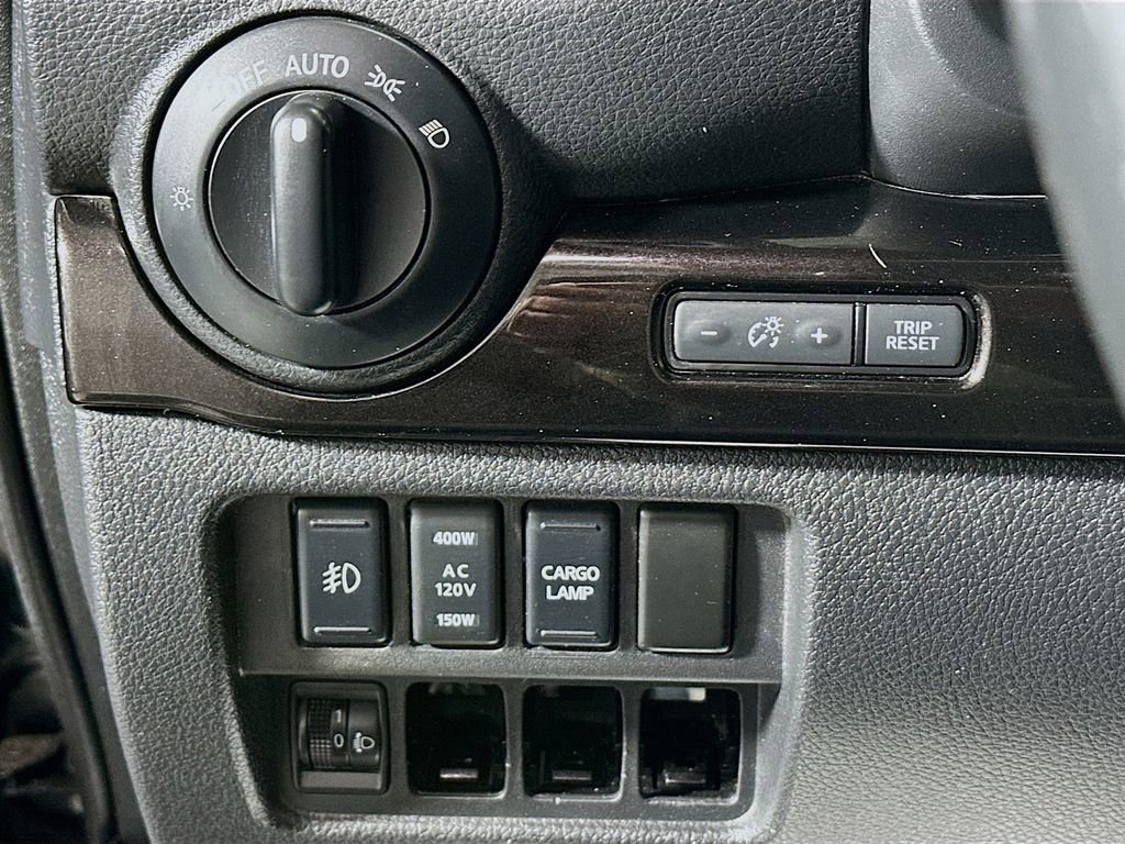 Used 2018 Nissan Titan SV w/ SV Convenience Package AWD/4WD image 10