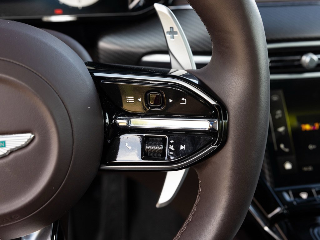 Used 2025 Aston Martin V8 Vantage Coupe RWD image 32