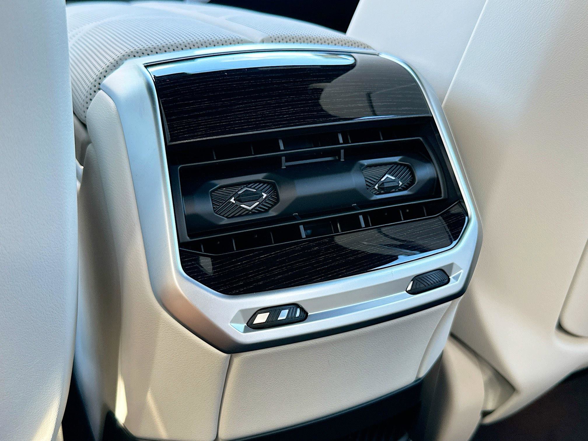 New 2026 BMW 750e xDrive w/ Executive Package image 20