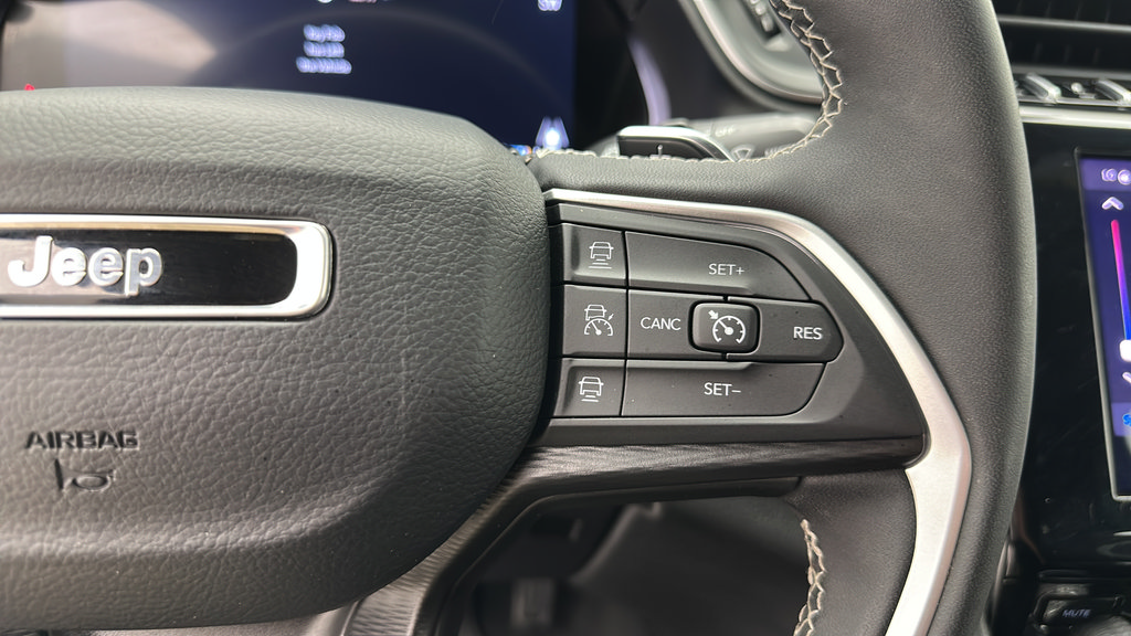 Used 2025 Jeep Grand Cherokee Altitude AWD/4WD image 19