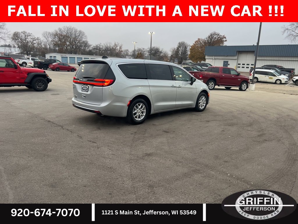 New 2026 Chrysler Pacifica Select image 8