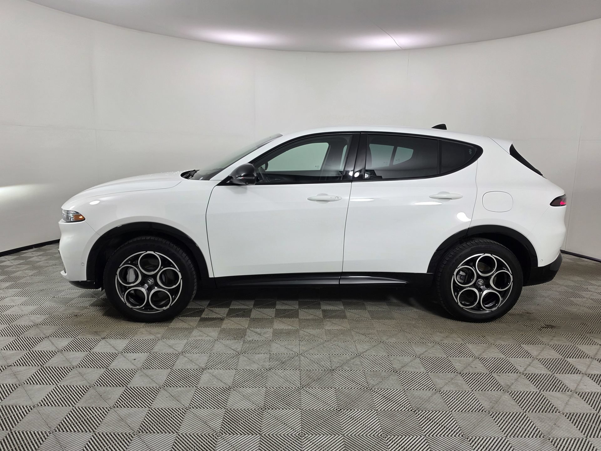 Used 2025 Alfa Romeo Tonale w/ Premium Package AWD/4WD image 4
