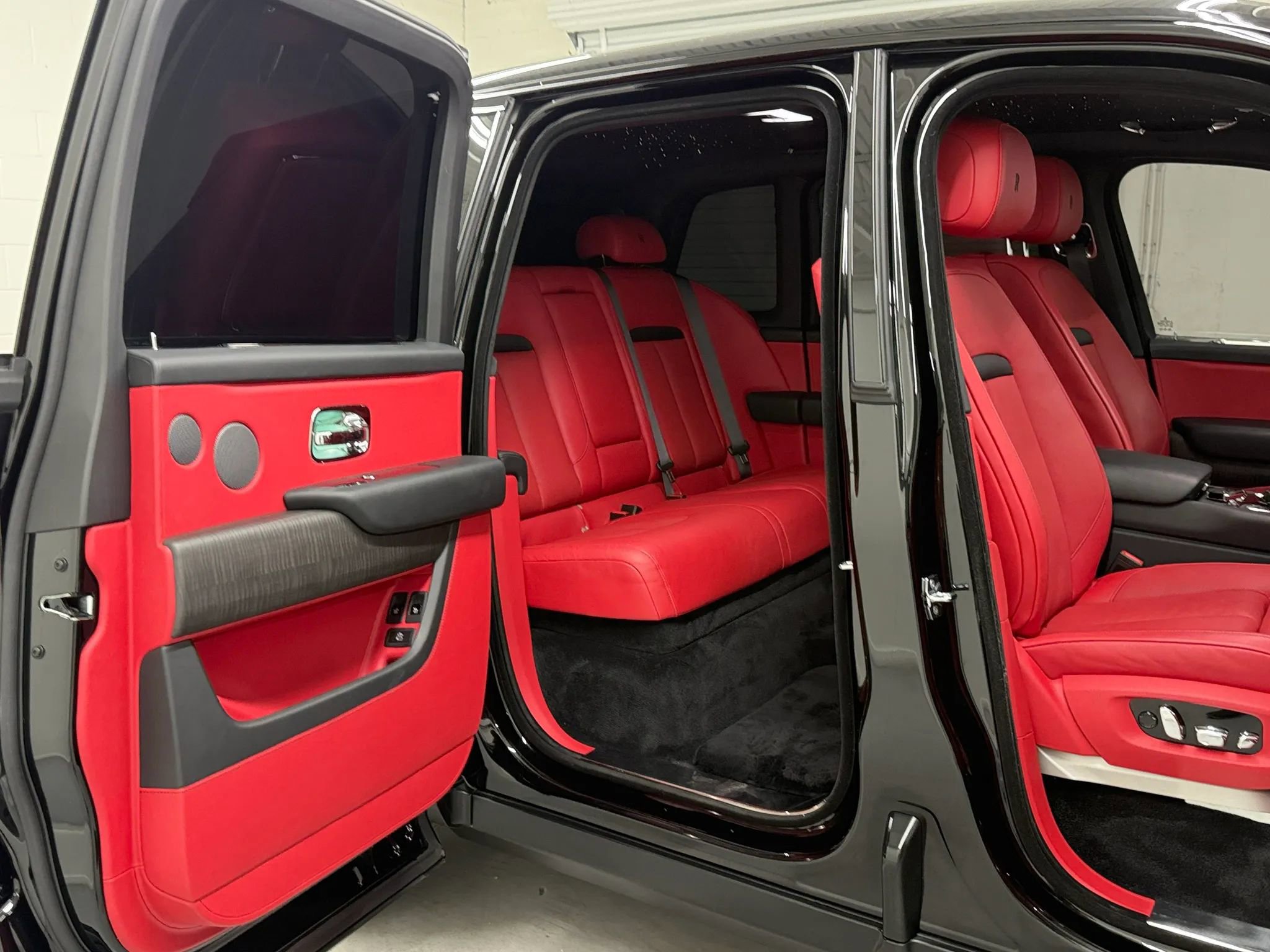 Used 2024 Rolls-Royce Cullinan image 40