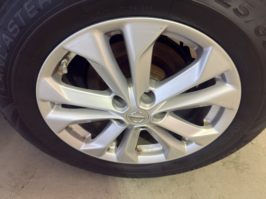 Used 2015 Nissan Rogue SV w/ SV Premium Package image 32