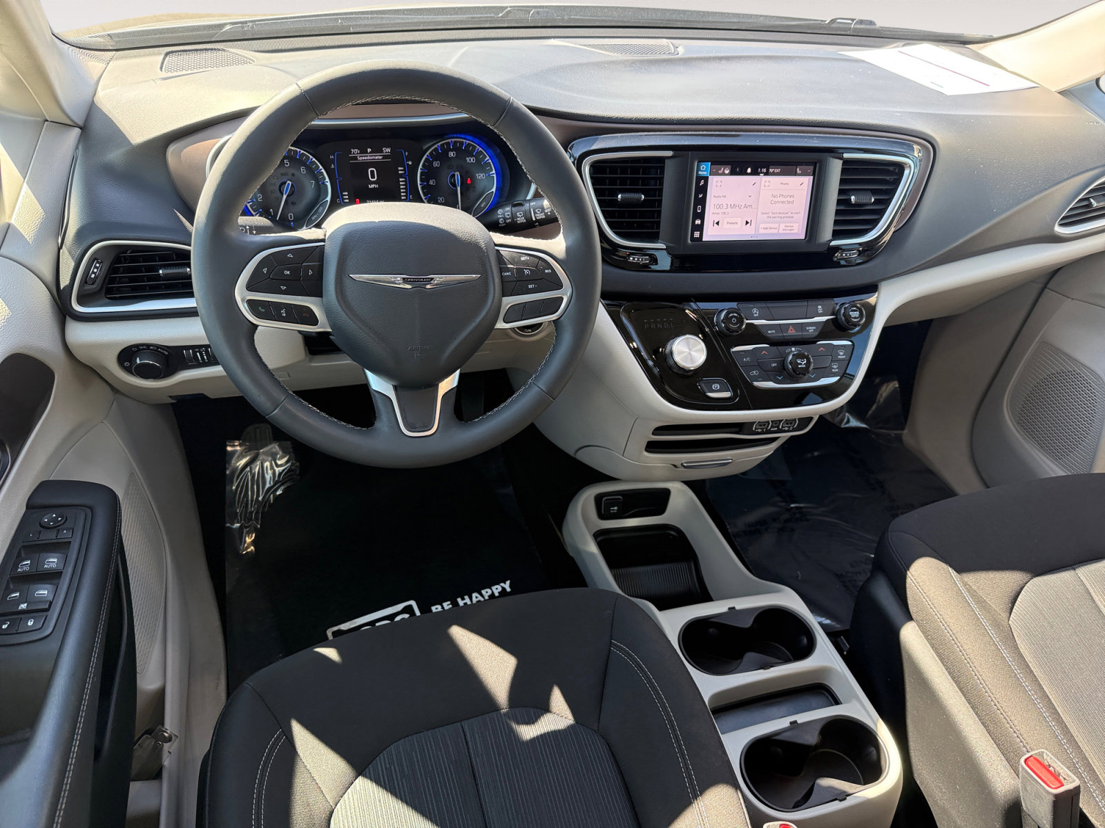 Used 2023 Chrysler Voyager LX image 15