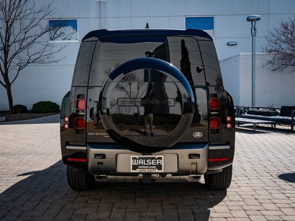 Used 2023 Land Rover Defender 130 X-Dynamic SE image 7