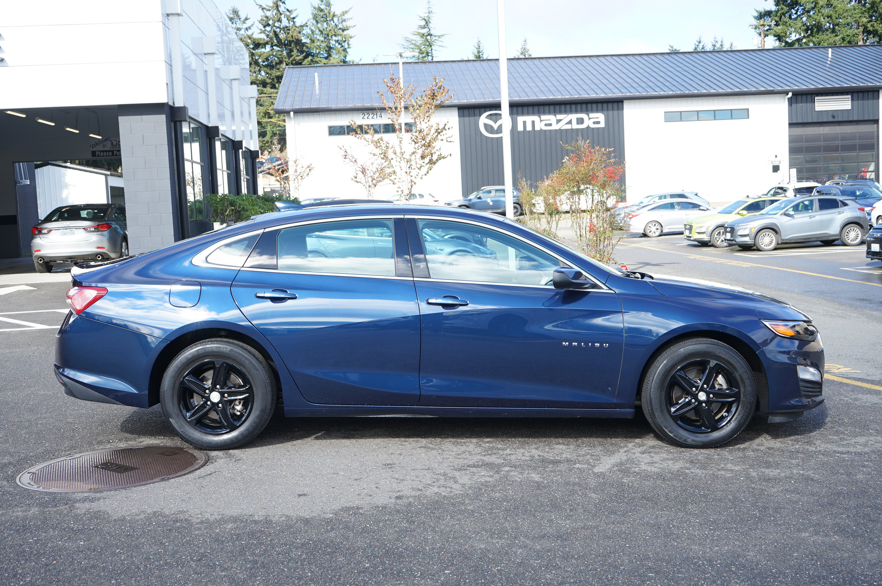 Used 2022 Chevrolet Malibu LT FWD image 2