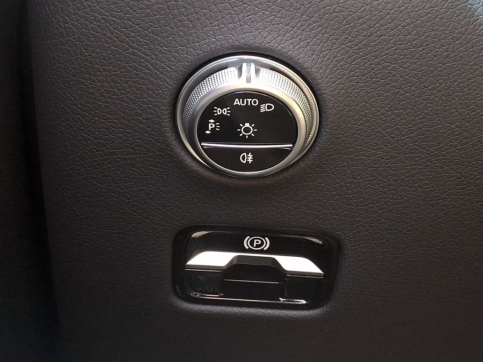 Used 2024 Mercedes-Benz GLC 300 4MATIC image 26