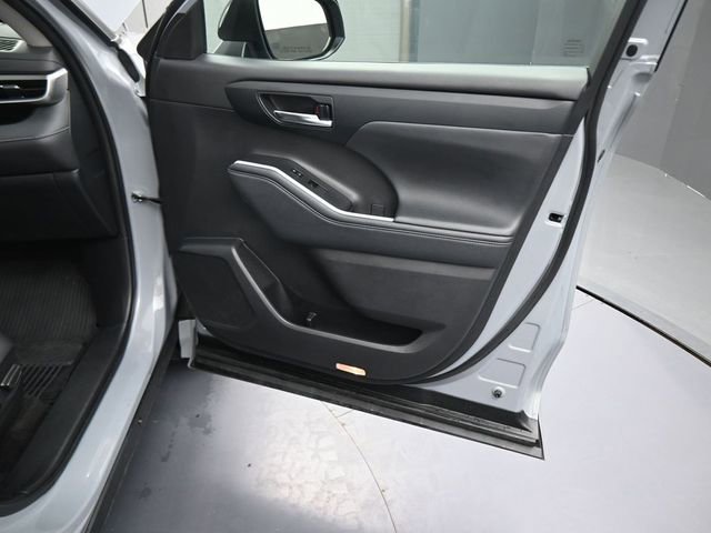 Used 2024 Toyota Highlander XLE image 13