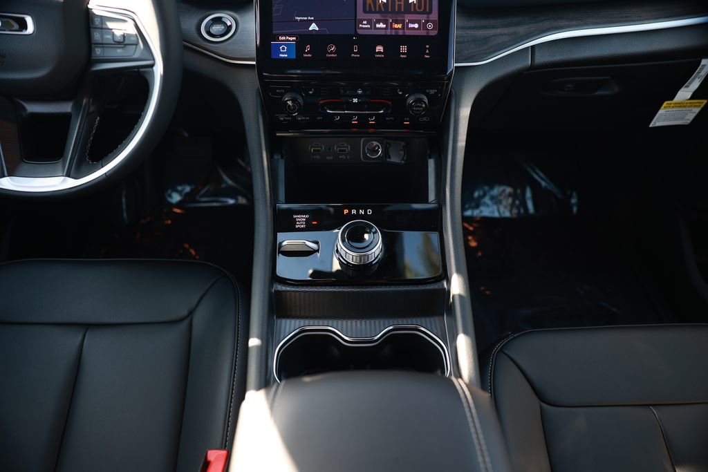 New 2025 Jeep Grand Cherokee Limited w/ Black Appearance Package image 25