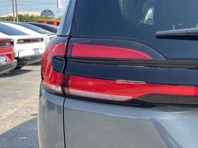Used 2023 Chrysler Pacifica Touring-L FWD image 10