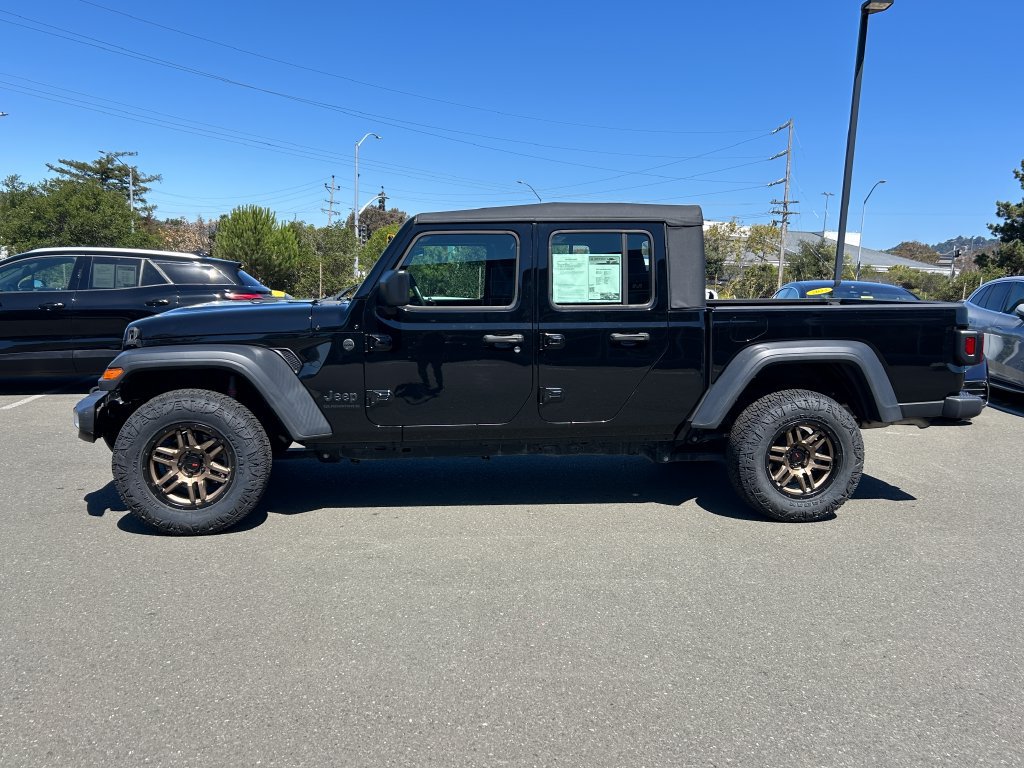 Used 2023 Jeep Gladiator Sport AWD/4WD image 2