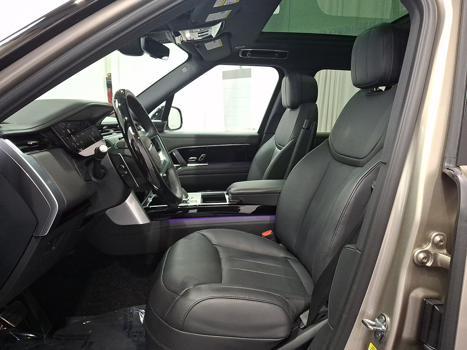 Certified 2025 Land Rover Range Rover SE AWD/4WD image 13