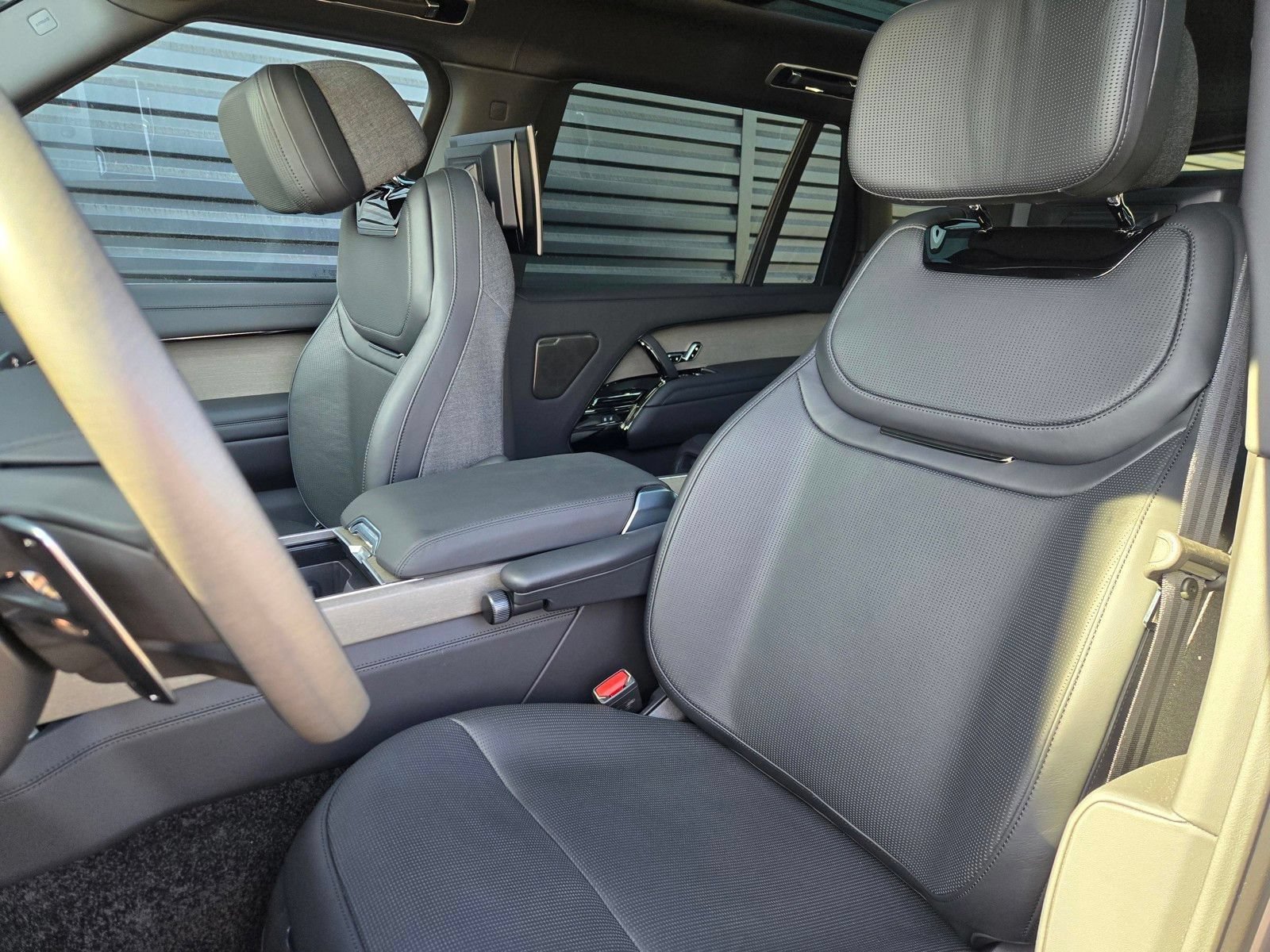 New 2026 Land Rover Range Rover SV AWD/4WD image 13