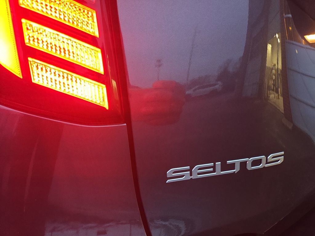 Used 2024 Kia Seltos EX image 16