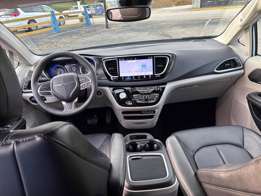 Used 2024 Chrysler Pacifica Touring-L image 35