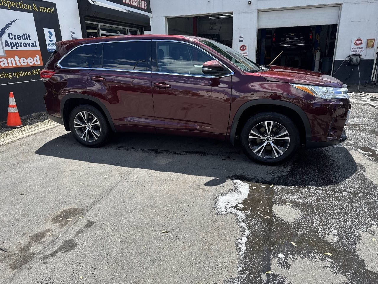 Used 2017 Toyota Highlander Plus AWD/4WD image 4
