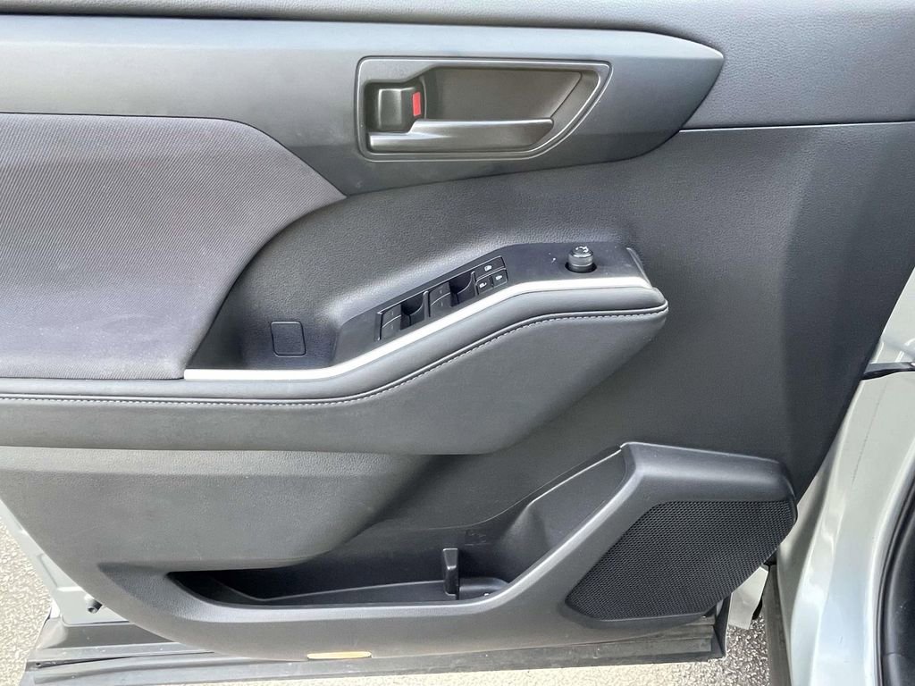 Used 2024 Toyota Highlander LE image 17