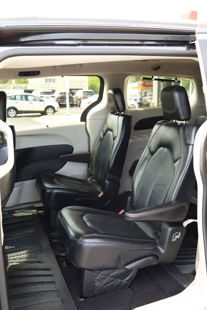 Used 2018 Chrysler Pacifica Touring-L FWD image 34