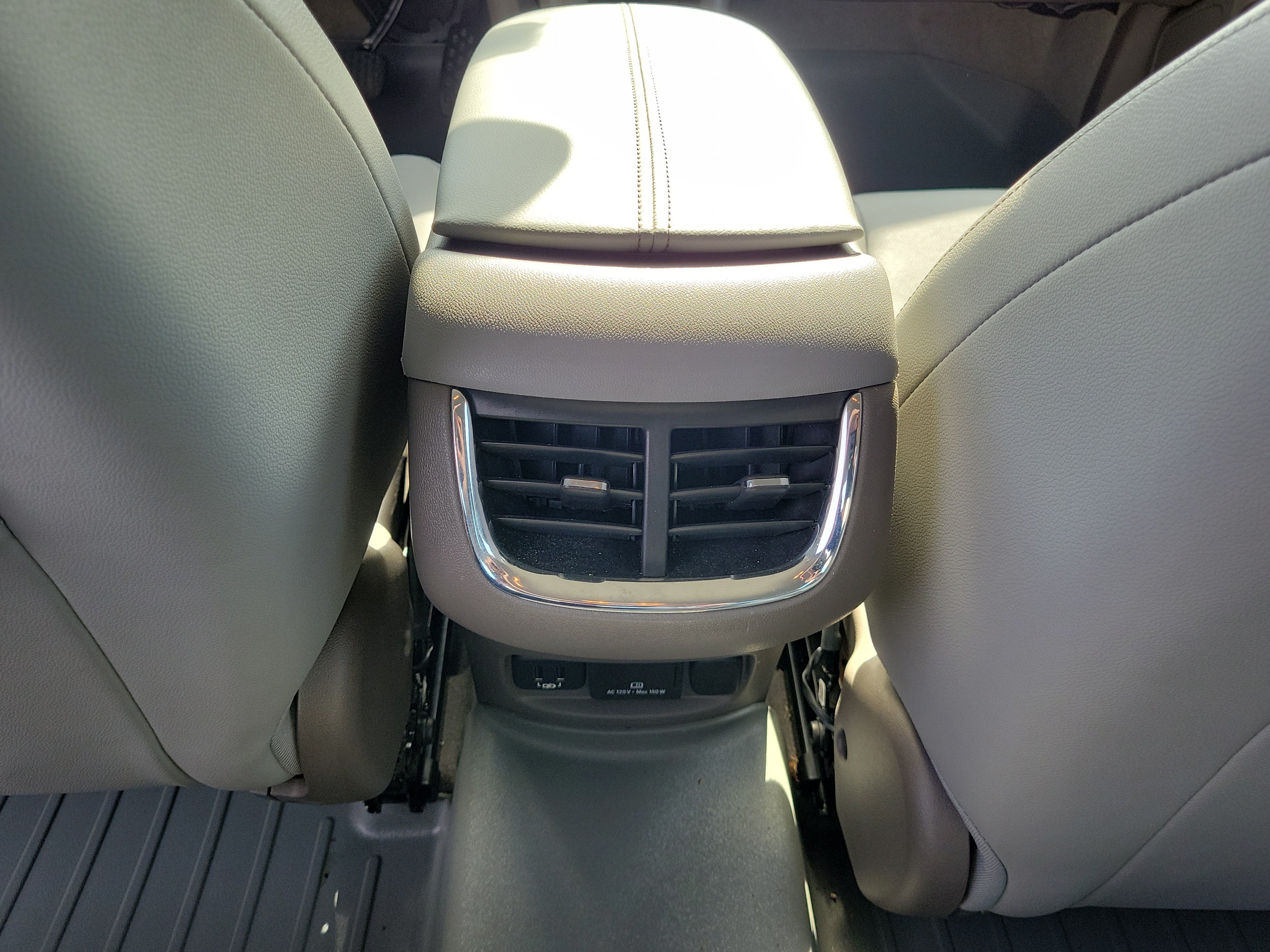 Used 2018 Chevrolet Malibu LT w/ Leather Package FWD image 10