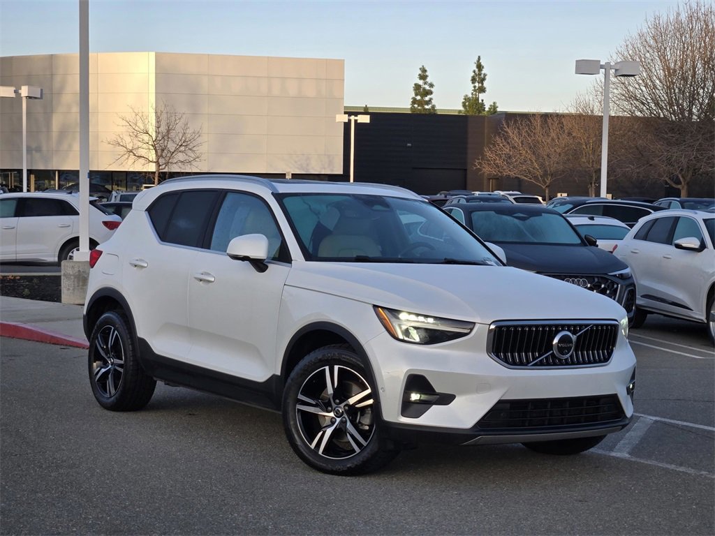 Used 2023 Volvo XC40 B5 Plus image 1