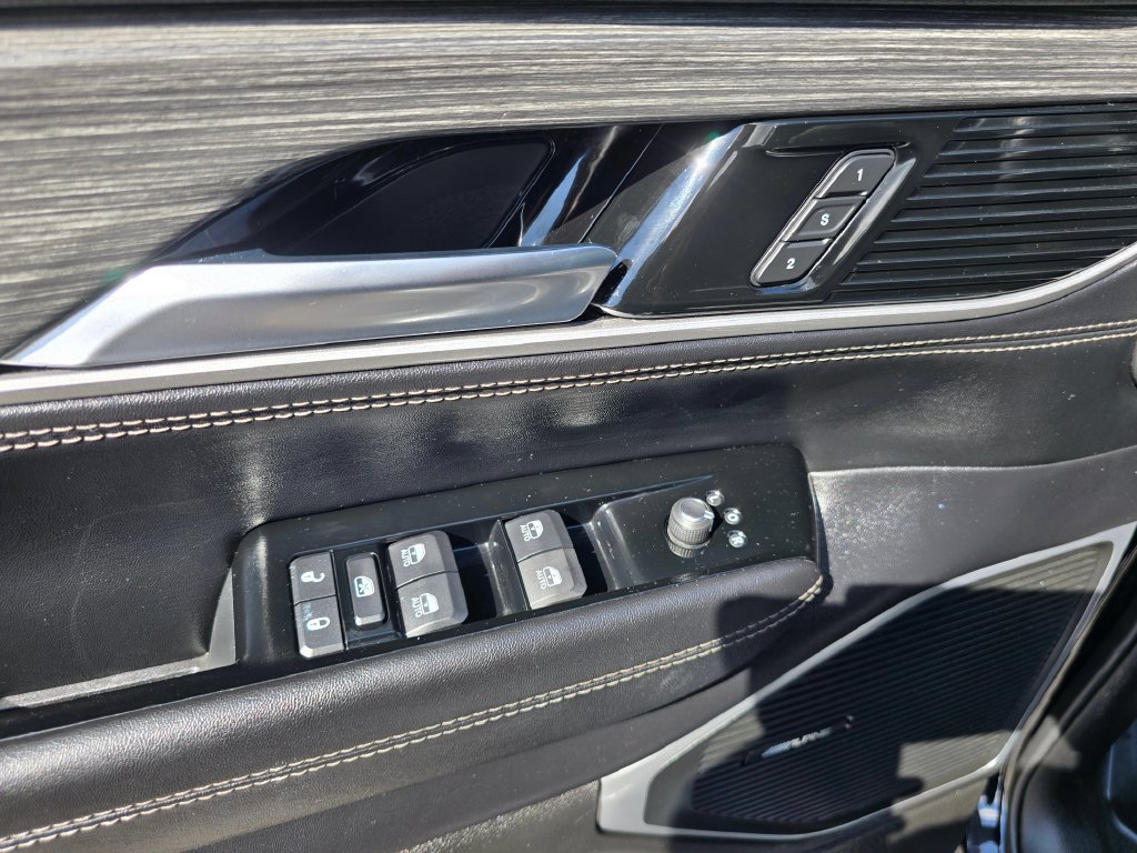Used 2024 Jeep Wagoneer L Series II AWD/4WD image 24