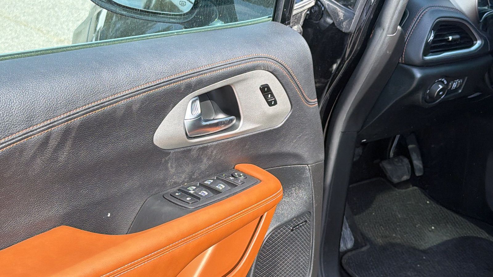 Used 2025 Chrysler Pacifica Pinnacle FWD image 15