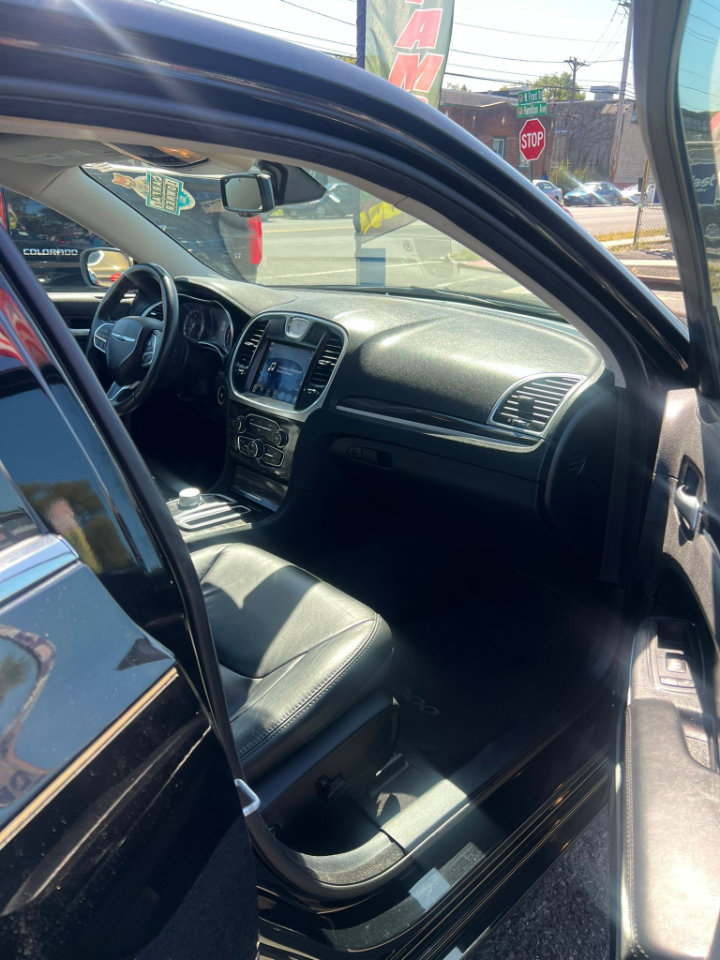 Used 2017 Chrysler 300 Limited image 19