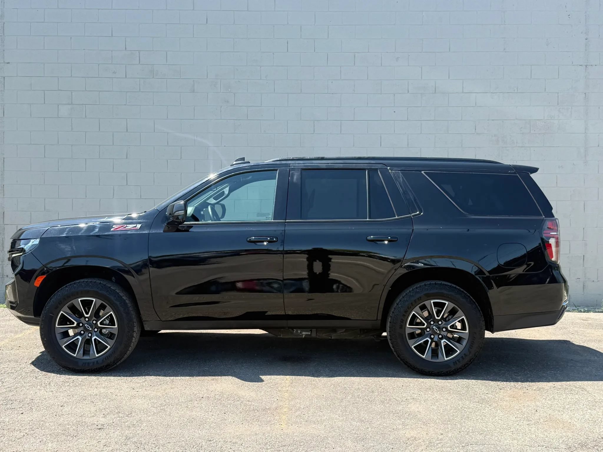 Used 2024 Chevrolet Tahoe Z71 w/ Luxury Package AWD/4WD image 3