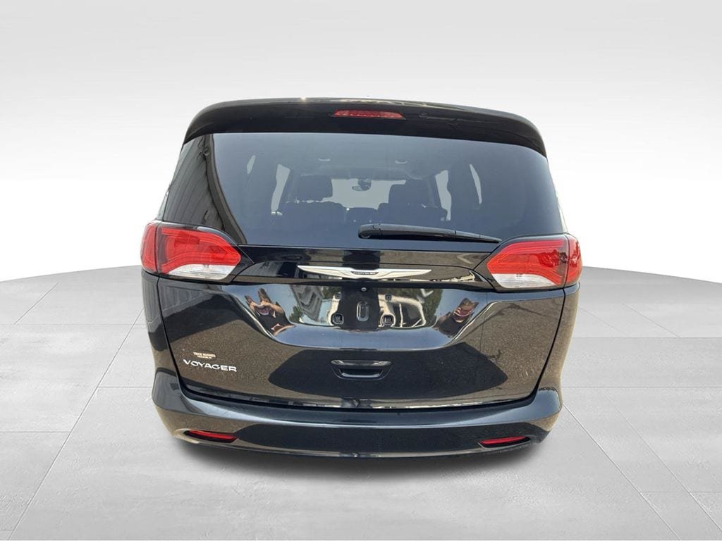 Used 2023 Chrysler Voyager LX FWD image 7