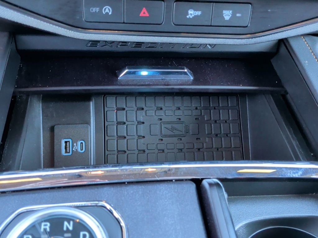 Used 2024 Ford Expedition Platinum image 32