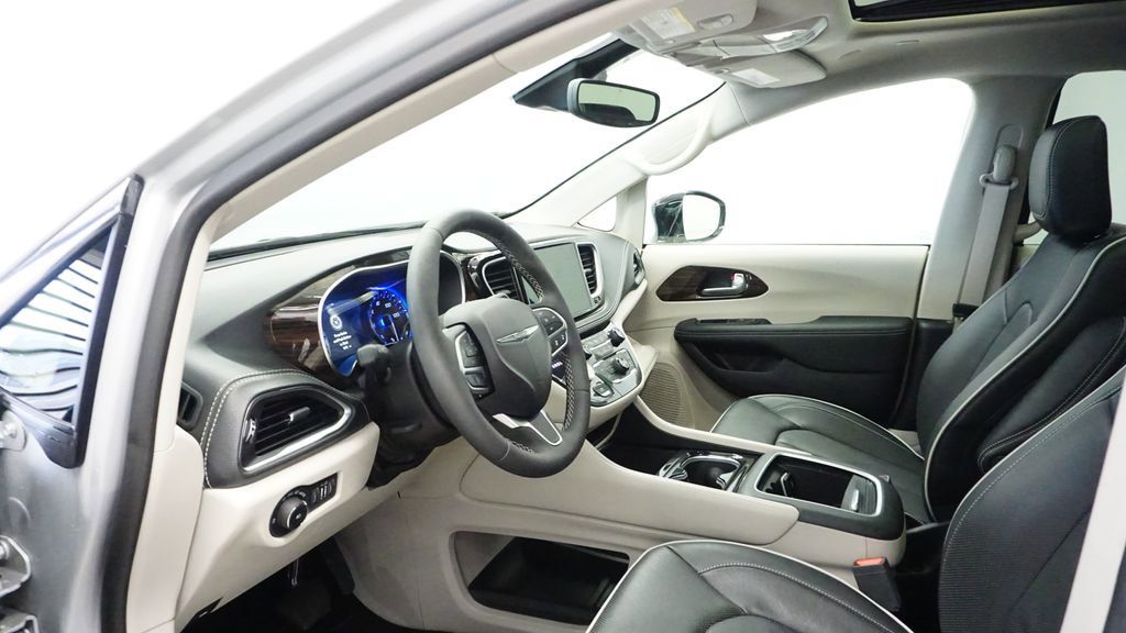 Used 2024 Chrysler Pacifica Limited AWD/4WD image 21