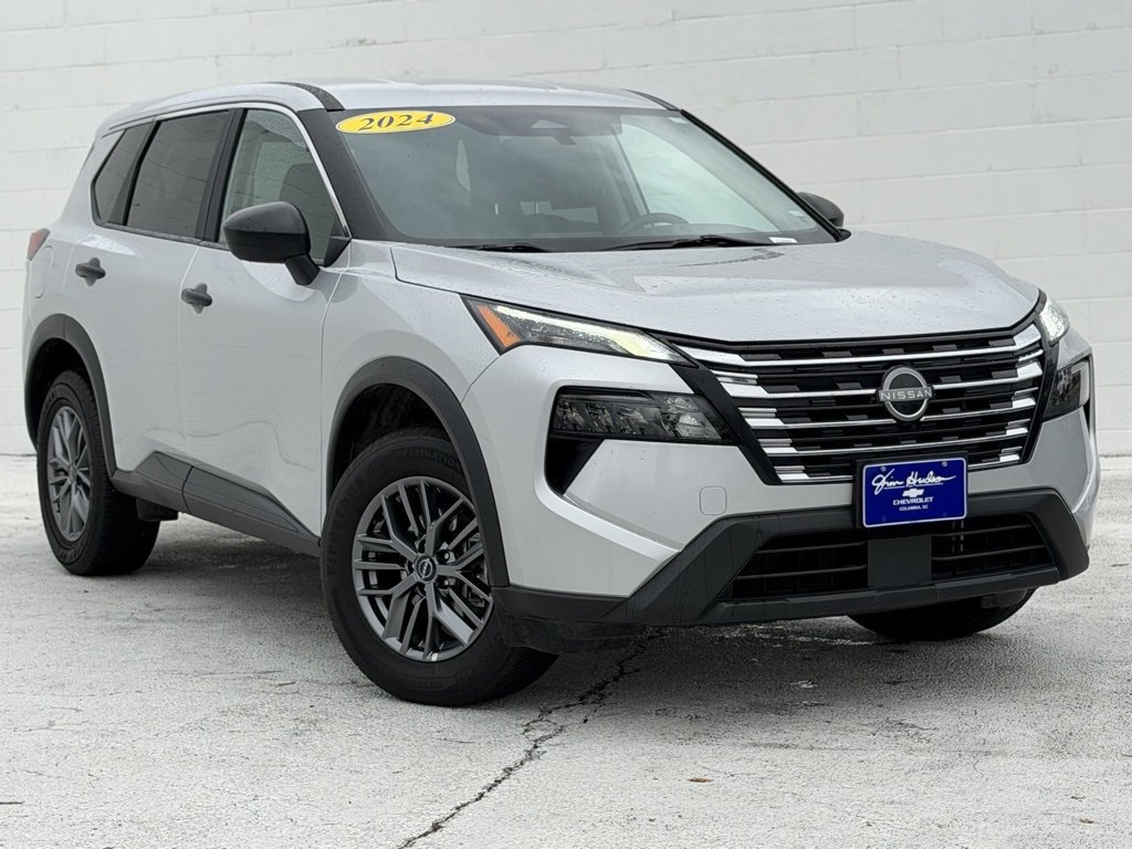 Used 2024 Nissan Rogue S image 2