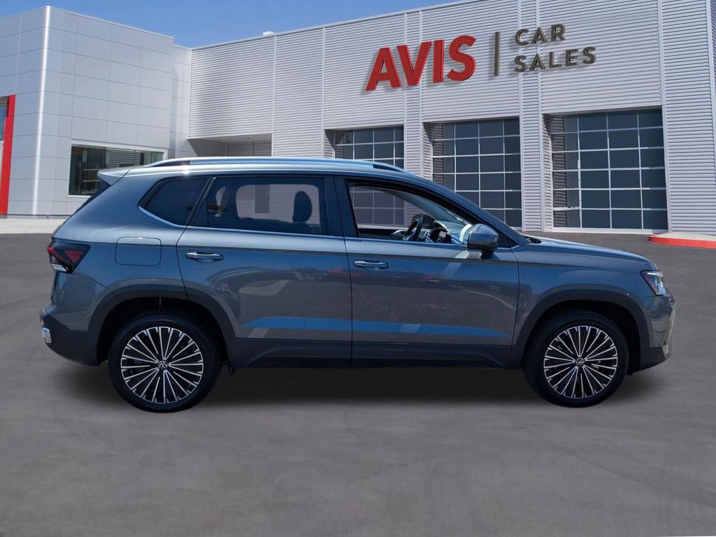Used 2025 Volkswagen Taos SE FWD image 5
