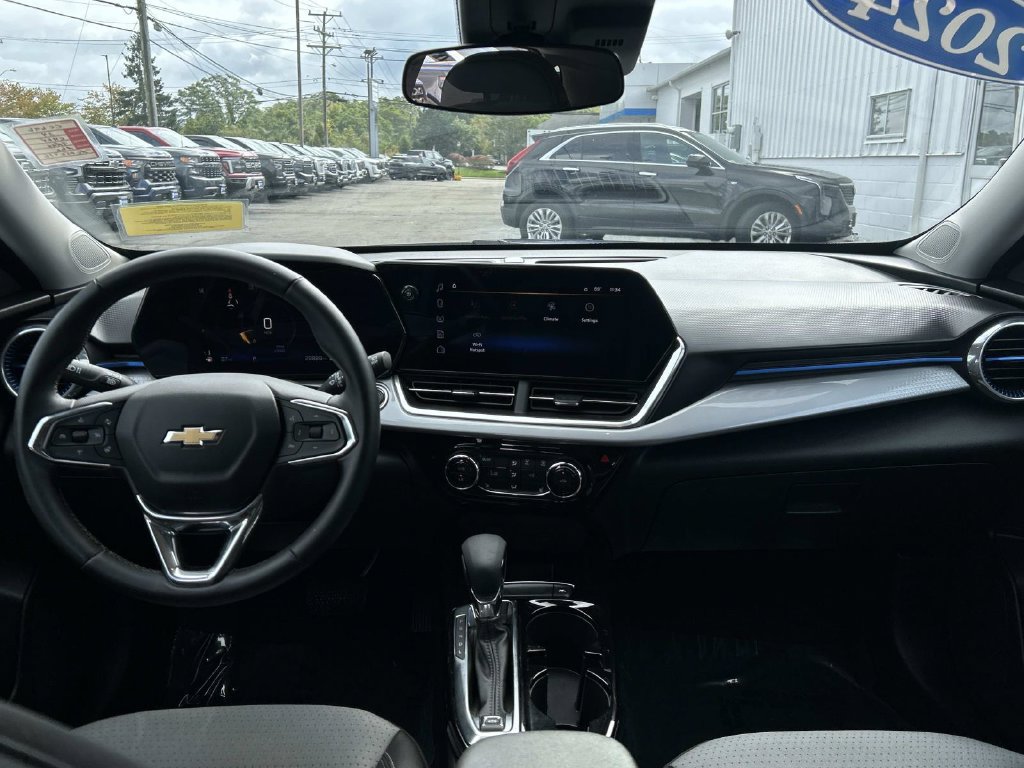 Used 2024 Chevrolet Trax LT w/ Driver Confidence Package FWD image 19