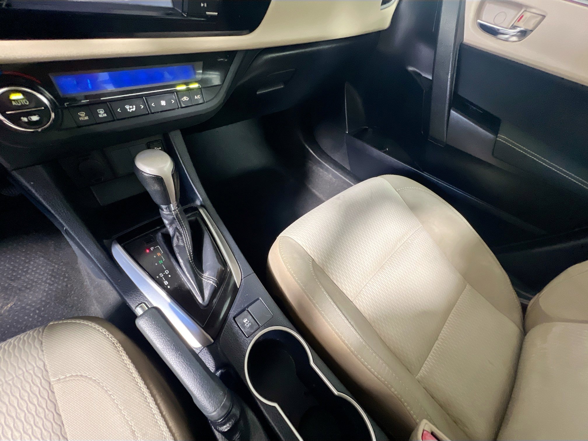 Used 2016 Toyota Corolla LE image 23