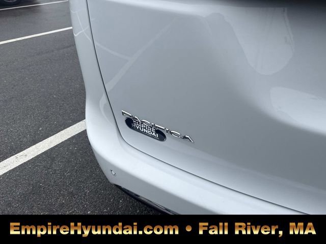 Used 2023 Chrysler Pacifica Touring-L image 5