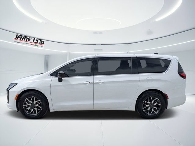 New 2027 Chrysler Pacifica Limited FWD image 6