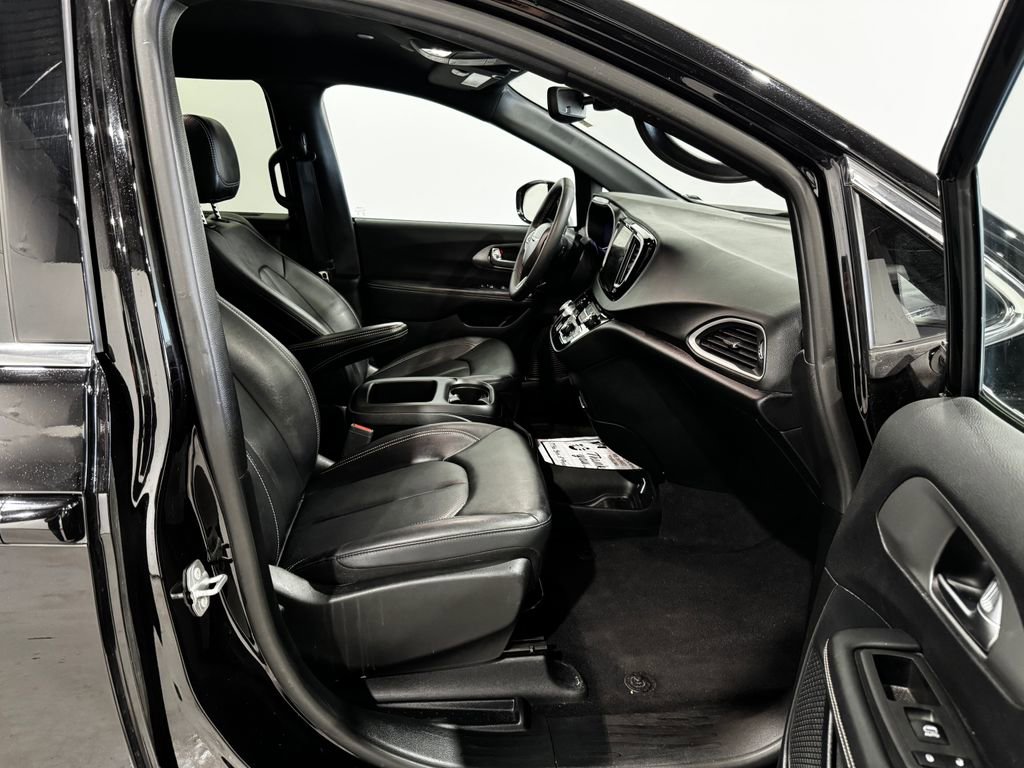 Used 2025 Chrysler Pacifica Select FWD image 22
