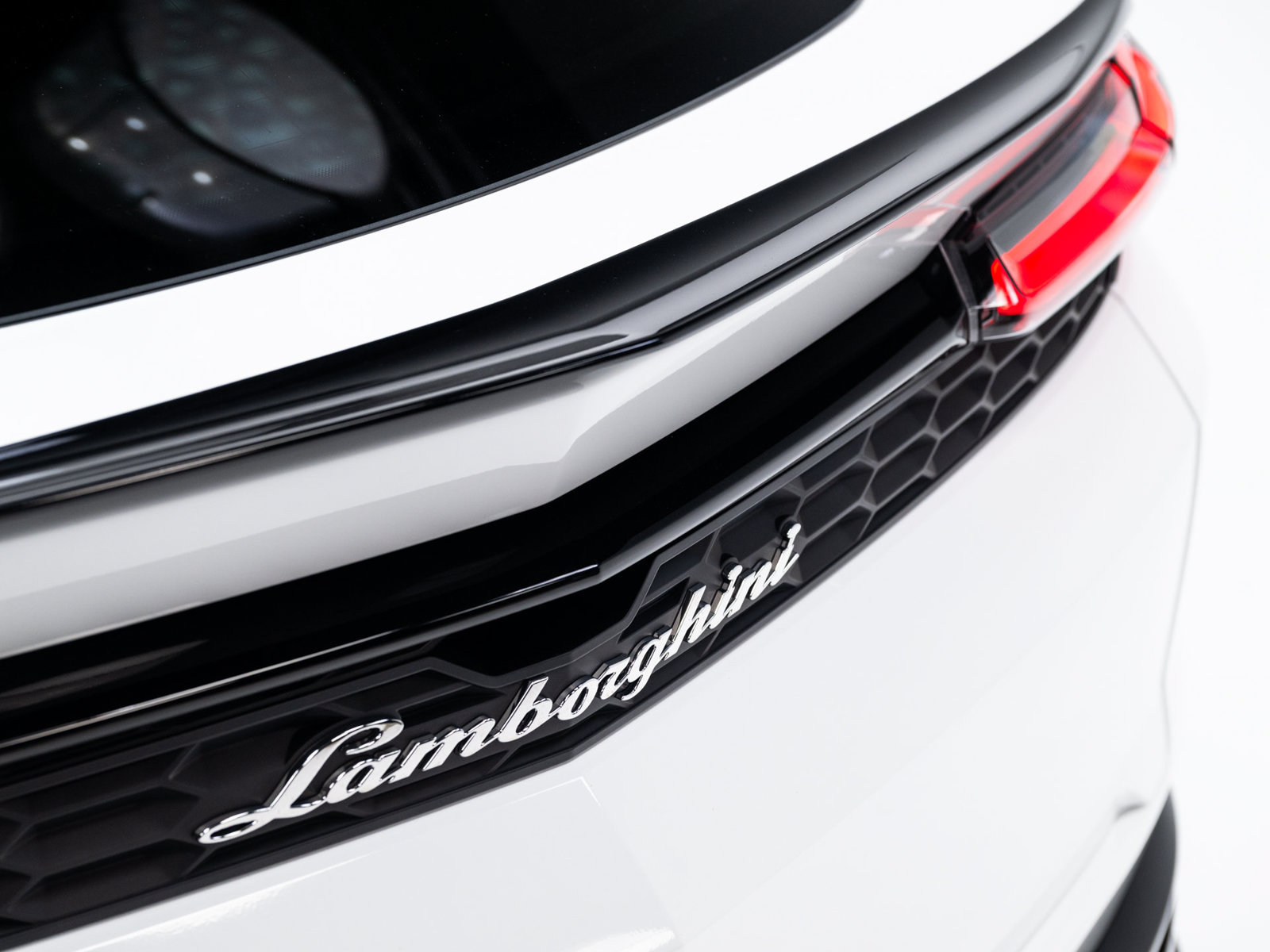 Used 2025 Lamborghini Urus SE AWD/4WD image 34