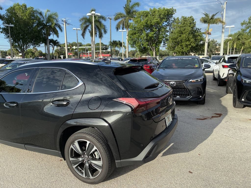 Used 2025 Lexus UX 300h FWD image 5
