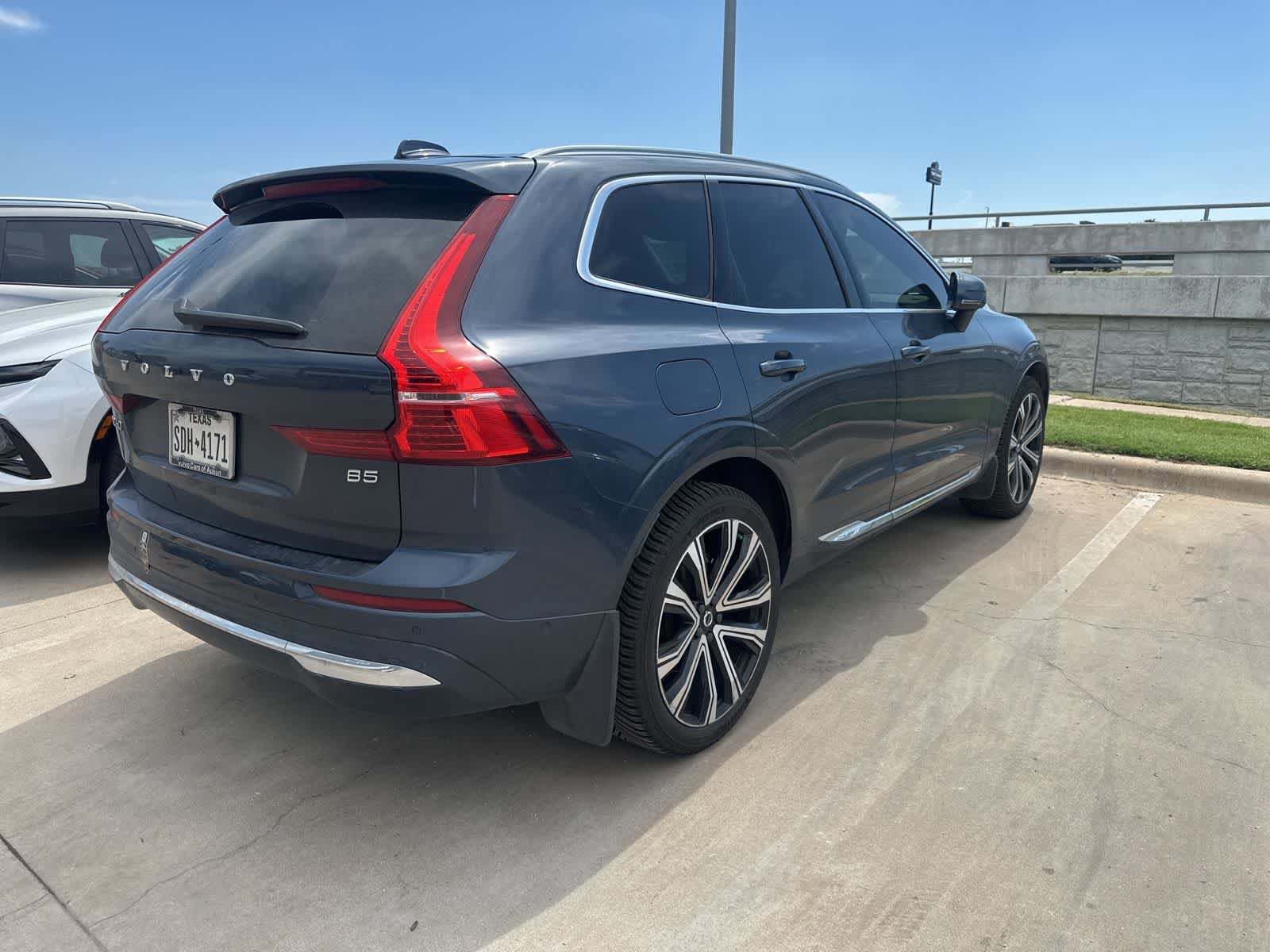 Used 2023 Volvo XC60 B5 Ultimate w/ Climate Package FWD image 4