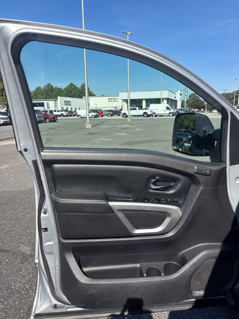 Used 2018 Nissan Titan PRO-4X w/ Pro-4x Convenience Package AWD/4WD image 12
