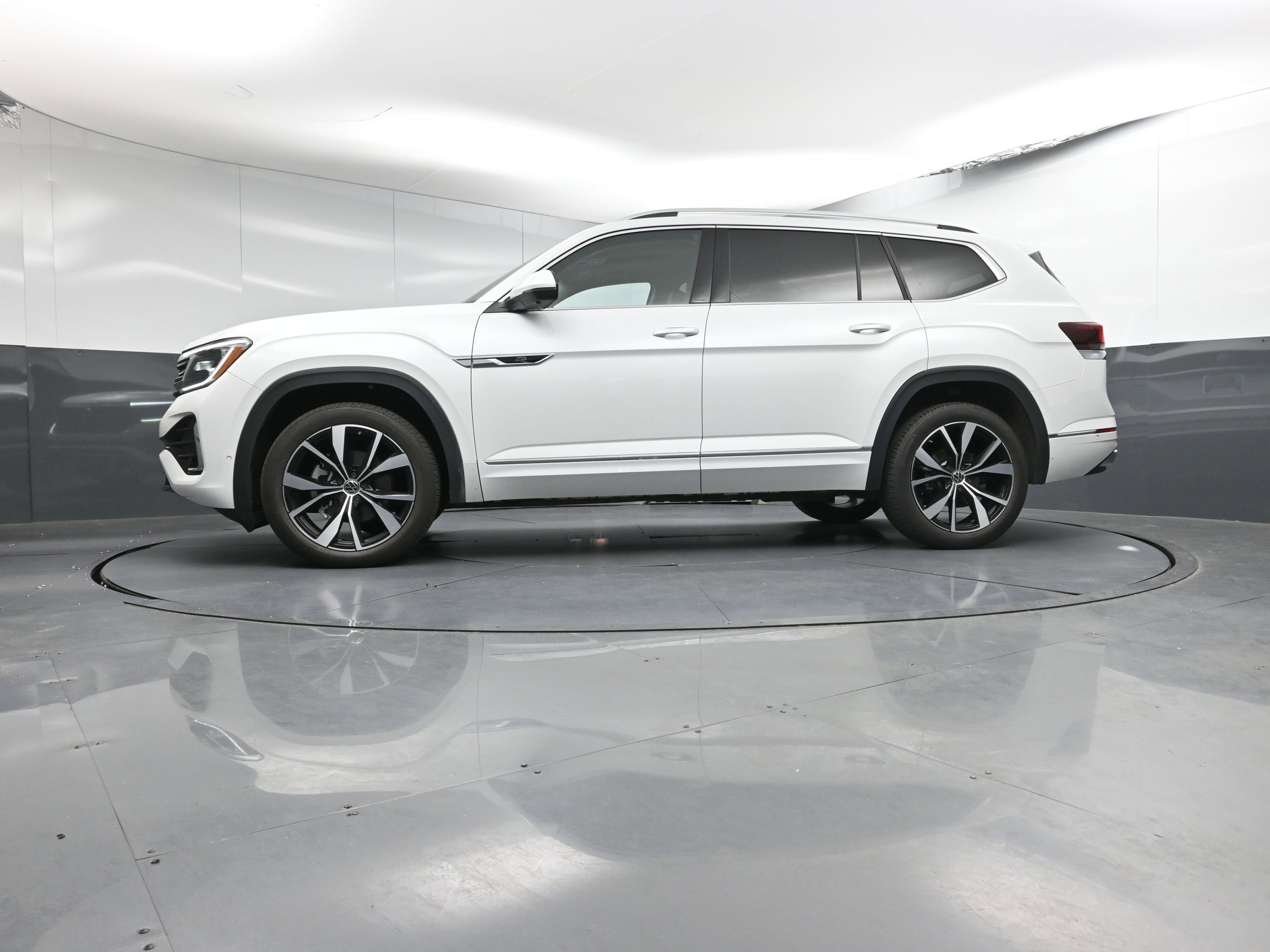 Used 2025 Volkswagen Atlas SEL Premium R-Line image 31