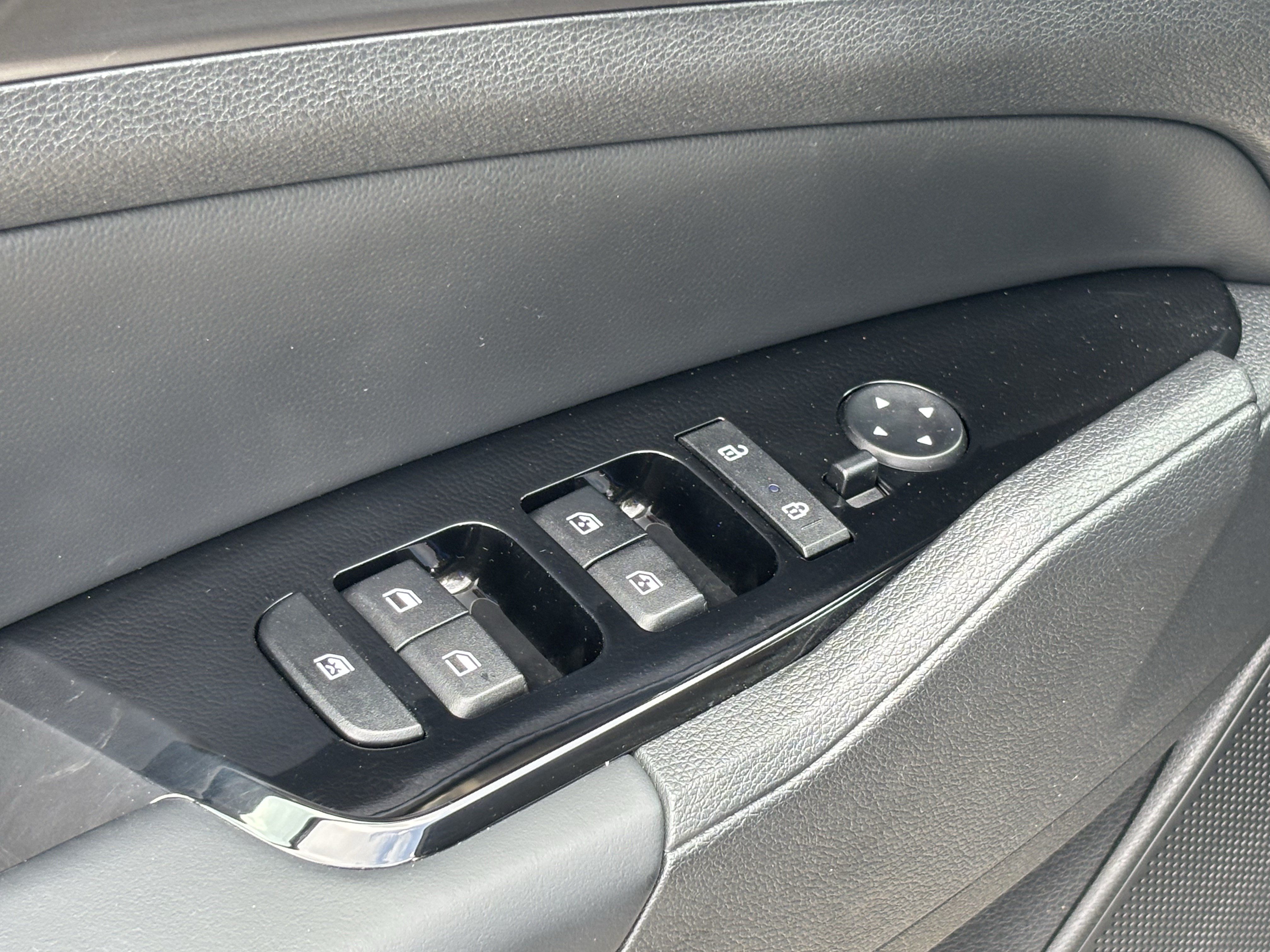 Used 2025 Kia Sportage EX FWD image 15